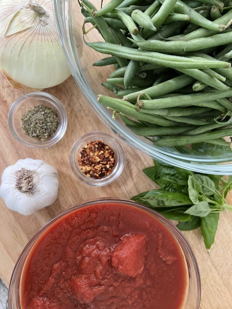 Ingredients for green beans in tomato sauce.