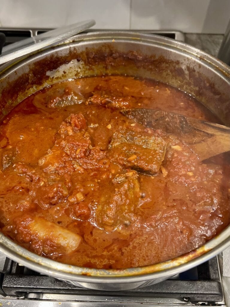 The finished gravy in pot.